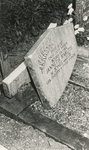 OVI-00000562 vernielde grafzerken op gemeentelijke begraafplaats